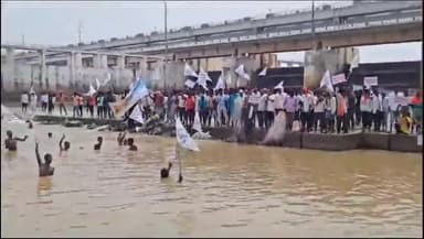 डेहरी: निषाद समाज ने इंद्रपुरी बैराज में किया जल सत्याग्रह आंदोलन, सरकार पर लगाया जल माफियाओं को संरक्षण देने का गम्भीर