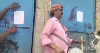 गोपालगंज: मीरगंज थाना कांड संख्या 355/22 के अभियुक्त के घर पुलिस ने चिपकाया इश्तेहार