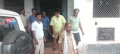 सुरसंड: अदलपुर में पुलिस ने छापेमारी कर 10 जुआरियों को किया गिरफ्तार, थाने में प्राथमिकी हुई दर्ज