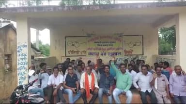 रैपुरा: पन्ना कलेक्ट्रेट के बाहर अपनी मांगों को लेकर धरने पर बैठे रैपुरा तहसील के सेल्समेन