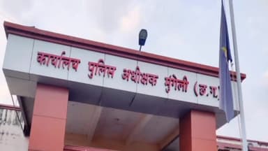 मुंगेली: जिले के विभिन्न थाना क्षेत्रों में अवैध शराब बेचते आरोपियों को पकड़कर पुलिस ने आबकारी एक्ट के तहत कार्यवाही की है।