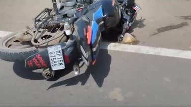 बीना: खुरई रोड ओवर ब्रिज पर बाइक अनियंत्रित होकर ब्रिज की दीवार से टकराई, गंभीर हालत में बाइक चालक सागर जिला अस्पताल रेफर