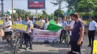 अलवर: नऺगली सर्किल से मतदाता जागरूकता अभियान के तहत शहर में निकाली गई रैली, बच्चों के साथ कलेक्टर ने चलाई साइकिल दिया संदेश