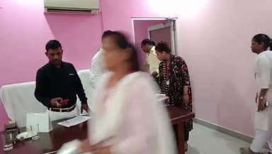 मोहनलालगंज: गोसाईगंज स्थित टीडीएल कॉलेज में ब्लॉक प्रमुख विनय वर्मा डिंपल ने स्टूडेंट्स को बांटे स्मार्टफोन