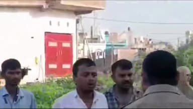 शिकोहाबाद: आवास विकास कॉलोनी में चेकिंग के दौरान विद्युत विभाग की टीम के साथ की गई अभद्रता और मारपीट, थाने में दी गई तहरीर