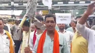 लखीसराय: शहीदद्वार के निकट भाजपा कार्यकर्ताओं ने फूंका सीएम का पुतला, जिला शिक्षा पदाधिकारी को सौंपा ज्ञापन