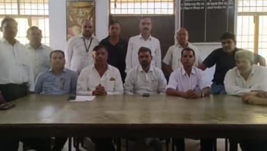 हाथरस: सदर तहसील पर रेवेन्यू बार एसोसिएशन अधिवक्ताओं ने की आवश्यक बैठक, 4 सितंबर को सदर तहसील पर धरना प्रदर्शन करने की कही बात