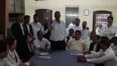 मुरादाबाद: हापुड़ में अधिवक्ताओं पर लाठी चार्ज करने के मामले दि बार एसोसिएशन एंड लाइब्रेरी ने कचहरी की हड़ताल कर विरोध जताया