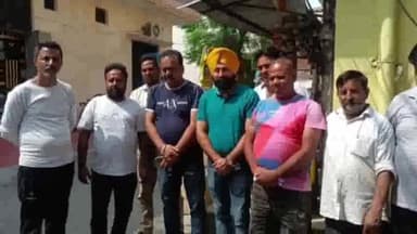 ਪਠਾਨਕੋਟ: ਵਾਰਡ ਨੰਬਰ 35 ਦੇ ਲੋਕਾਂ ਨੇ ਆਪ ਪੈਸੇ ਇਕੱਠੇ ਕਰ ਪੁਲੀ ਦਾ ਕੰਮ ਕਰਵਾਇਆ ਸ਼ੁਰੂ, ਸੰਨ 1997 ਤੋੰ ਵਿਕਾਸ ਕਾਰਜ ਨਾ ਹੋਣ ਦੇ ਲਗਾਏ ਦੋਸ਼