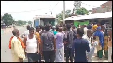 इकौना: सोनवा थाना क्षेत्र के नेवरिया मोड़ पर पिकअप में पीछे से टकराई बाइक, 4 लोग हुए घायल