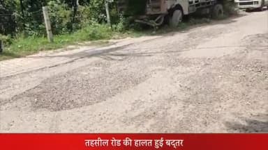 सरधना: सरधना के वीआईपी तहसील रोड पर गड्ढों की भरमार, अधिकारी नहीं दे रहे ध्यान,