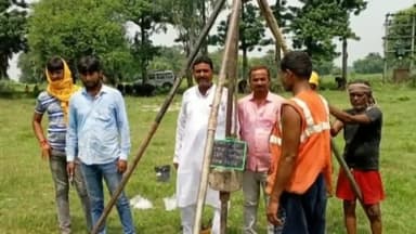 दरौंधा: पांडेपुर पंचायत के मुखिया निरंजन सिंह ने पंचायत सरकार भवन बनाने को लेकर पांडेपुर में कराई भूमि की जांच