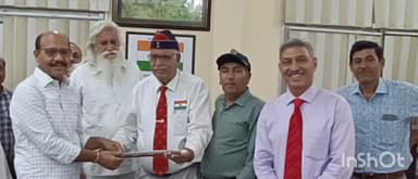 बिजनौर: डीएम आवास पर एक्स सर्विसमैन वेलफेयर एसोसिएशन के कार्यकर्ताओं ने निवर्तमान डीएम के कार्यों की सराहना करते हुए दी विदाई