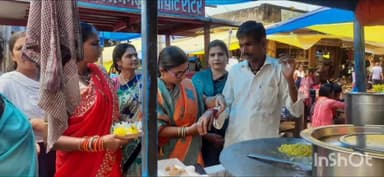 जगदलपुर: भाजपा महिला मोर्चा की कार्यकर्ताओं ने संजय बाजार में फुटकर व्यवसायियों को बांधा रक्षा सूत्र