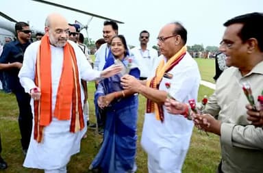 बेमेतरा: सरईपाली में केंद्रीय गृह मंत्री अमित शाह से बेमेतरा की भाजपा नेत्री संध्या परघनिया ने की मुलाकात