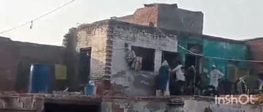 एत्मादपुर: थाना ट्रांस यमुना क्षेत्र के टेढ़ी बगिया जगदंबा रोड पर दो पक्षों में जमकर हुआ पथराव