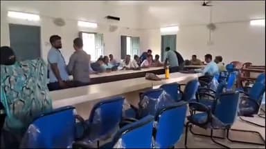 खोदावंदपुर: कर्पूरी भवन सभागार खोदावंदपुर में जाति आधारित जनगणना का कार्य को अंतिम रूप देने में जुटे रहे कर्मी