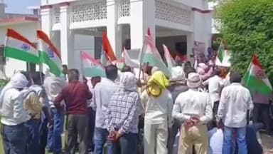 प्रयागराज: विभिन्न मांगों को लेकर शिक्षामित्रों ने तिरंगा यात्रा निकालकर सांसद प्रयागराज के आवास का घेराव कर सौंपा ज्ञापन