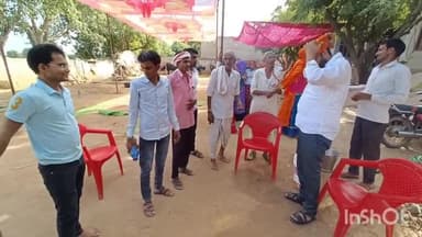 महवा विधानसभा क्षेत्र के #गांव_मुनापुरा में धार्मिक कार्यक्रम में पहुंचा।
हमारी संस्कृति के लोकगीत गाकर मुझे मान सम्मान दिया उसके लिए बहुत बहुत आभार।