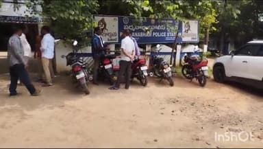 పద్మనాభం: మాజీ సైనికుడు మోపాడా ఆదినారాయణపై హత్యాయత్నంపై పద్మనాభం పోలీస్ స్టేషన్ వద్ద 45 మంది మాజీ సైనికుల నిరసన