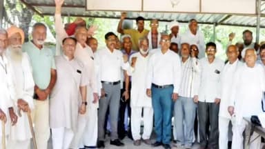 रेवाड़ी: रेवाड़ी के कस्बा कुंड मनेठी उप तहसील परिसर में आयोजित बैठक में उपस्थित संघर्ष समिति के सदस्य