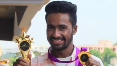 हज़ारीबाग: हजारीबाग नूरा  के आर्टिस्ट टिंकू को एक बार फिर राष्ट्रीय स्तर पर प्रथम स्थान प्राप्त हुआ*