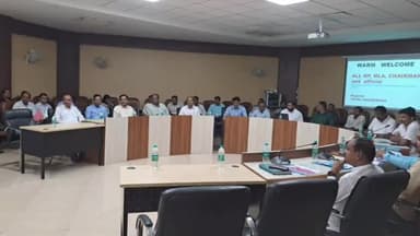 हज़ारीबाग: समाहरणालय सभागार में आयोजित बैठक में अगले 5 वर्षों में आधुनिकीकरण के साथ निर्बाध बिजली आपर्ति का लक्ष्य निर्धारित