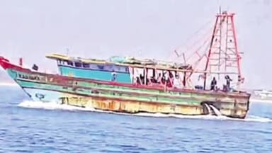 కొండపి: పాకల,ఊళ్లపాలెం సముద్రతీరంలో కడలూరు ప్రాంతానికి చెందిన సోనాబోట్లు హల్చల్