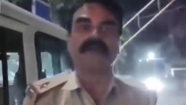 बेगूसराय: सूजा के होटल में तीन लड़कों के साथ हुई मारपीट की घटना के बाद घायलों को अस्पताल लेकर पहुंची पुलिस, घटना का किया खुलासा