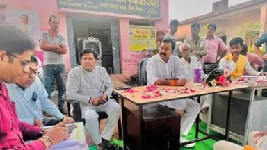 बैरसिया: ग्राम चंदेरी व कुठार में बिजली प्रकरणों के निराकरण के हेतु विधायक विष्णु खत्री ने अधिकारियों के साथ कैंप लगाकर की चर्चा