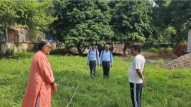 अरेराज: कचहरी डाक परिसर में बना रहे हॉलीडे होम भवन निर्माण कार्य का सांसद ने किया निरीक्षण