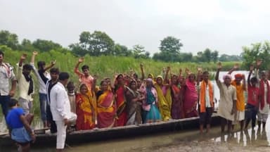 नौतन: विशंभरपुर पंचायत में पुल नहीं तो वोट नहीं के गूंजने लगे नारे, ग्रामीणों ने किया प्रदर्शन