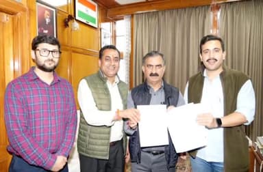 शिमला ग्रामीण: ग्रामीण शिमला के विधायक व कैबिनेट मंत्री विक्रमादित्य ने शिमला में मुख्यमंत्री को 8,62000 का चेक किया भेंट