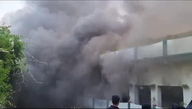 भदोही: भदोही के स्टेशन रोड परदो मंजिले मकान लगी भीषण आग फायर ब्रिगेड की तीन-तीन गाड़ियांआग बुझाने में लगी