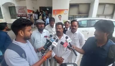 भोपाल :— प्रदेश कांग्रेस कार्यालय  में पत्रकारों ने कुरवाई विधानसभा क्षेत्र को लेकर सुभाष बोहत एडवोकेट से किए सवाल ।