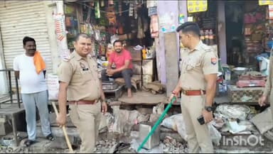 बाह: पिनाहट पुलिस ने अतिक्रमण हटाओ अभियान चलाकर नालों से हटाया अतिक्रमण
