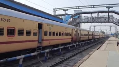 सहारनपुर: गोरखपुर कैंट रेलवे स्टेशन पर यार्ड रिमांडलिंग के कार्य के चलते सहारनपुर से गुजरने वाली 11 ट्रेनें रहेंगी रद्द