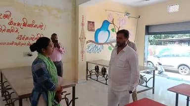 देवास नगर: दीनदयाल रसोई योजना केंद्र का निगम सभापति ने किया निरीक्षण, भोजन चख कर देखी गुणवत्ता