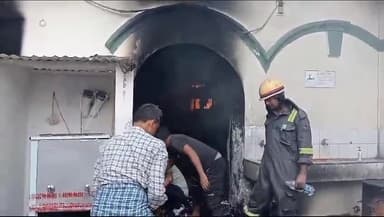 भदोही: स्टेशन रोड स्थित K इंटरनेशनल कारपेट कंपनी मेंलगी आग को 5 घंटे की भीषण मशक्कत के बादबुझाई गई आग