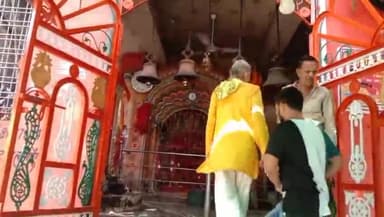 मऊरानीपुर: मऊरानीपुर झुलसी हुई अवस्था में एक बंदर पहुंचा संकट मोचन मंदिर से अपने आप स्वास्थ्य केंद्र,डॉक्टरों ने किया बंदर का उपचार