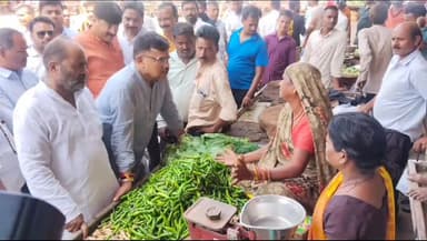 ग्वालियर गिर्द: ऊर्जा मंत्री तोमर ने इंटक सब्जी मंडी का किया निरीक्षण