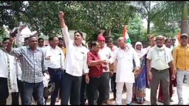 जौनपुर: मियांपुर में सांसद श्याम सिंह यादव के आवास पर आज शिक्षा मित्रों ने किया प्रदर्शन, प्रतिनिधि को सौंपा ज्ञापन