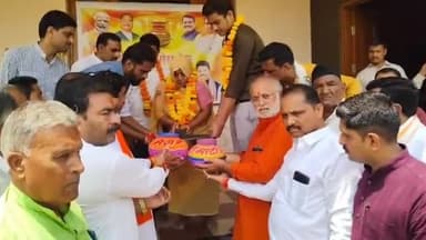 देवास नगर: मेरी माटी मेरा देश कार्यक्रम के तहत देवास के ग्राम कुलाला के सहित जवान के ग्रह ग्राम की मिट्टी सांसद ने की एकत्रित