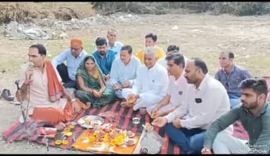 सुनेल: पिड़ावा मार्ग पर 84 लाख रुपए की लागत से बनने वाली पब्लिक हेल्थ यूनिट का भवन का कांग्रेसी कार्यकर्ताओं ने भूमि पूजन किया