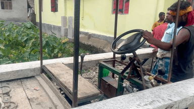 Ward no 24 में ढलाई रास्ते से पहले पोल गड़वाते हुवे निगम पार्षद izhar अली