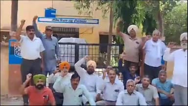 गंगानगर: श्रीगंगानगर के सैनिक रेस्ट हाउस के बाहर, पूर्व सैनिकों ने अपनी मांग को लेकर लगाया धरना किया प्रदर्शन