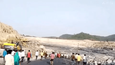 सिंगरौली: अडानी कंपनी से विस्थापितों ने पिडरवाह माइंस में घुसकर काम को किया प्रभावित, लंगडोल थाने में कई लोगों पर मामला हुआ दर्ज