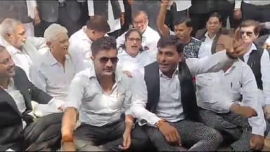 इटावा: हापुड़ में वकीलों पर लाठीचार्ज के विरोध में कचहरी में कलम बंद हड़ताल पर रहकर अधिवक्ताओं ने किया विरोध प्रदर्शन