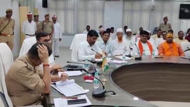 महाराजगंज: कलेक्ट्रेट सभागार में जिलाधिकारी सत्येंद्र कुमार की अध्यक्षता में पीस कमेटी की बैठक हुई संपन्न