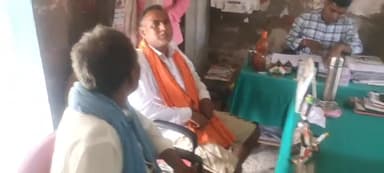 सुरसंड: सुरसंड में पशुपालन पदाधिकारी के द्वारा पशुओं के रोग से बचाव को लेकर एक दर्जन लोगों को दी गई दवाई